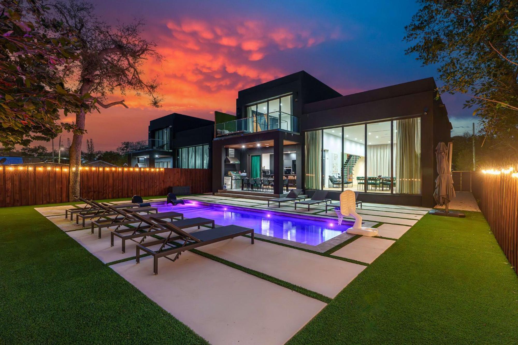 Casa de férias Modern Build Heated Pool Huge Open Concept *