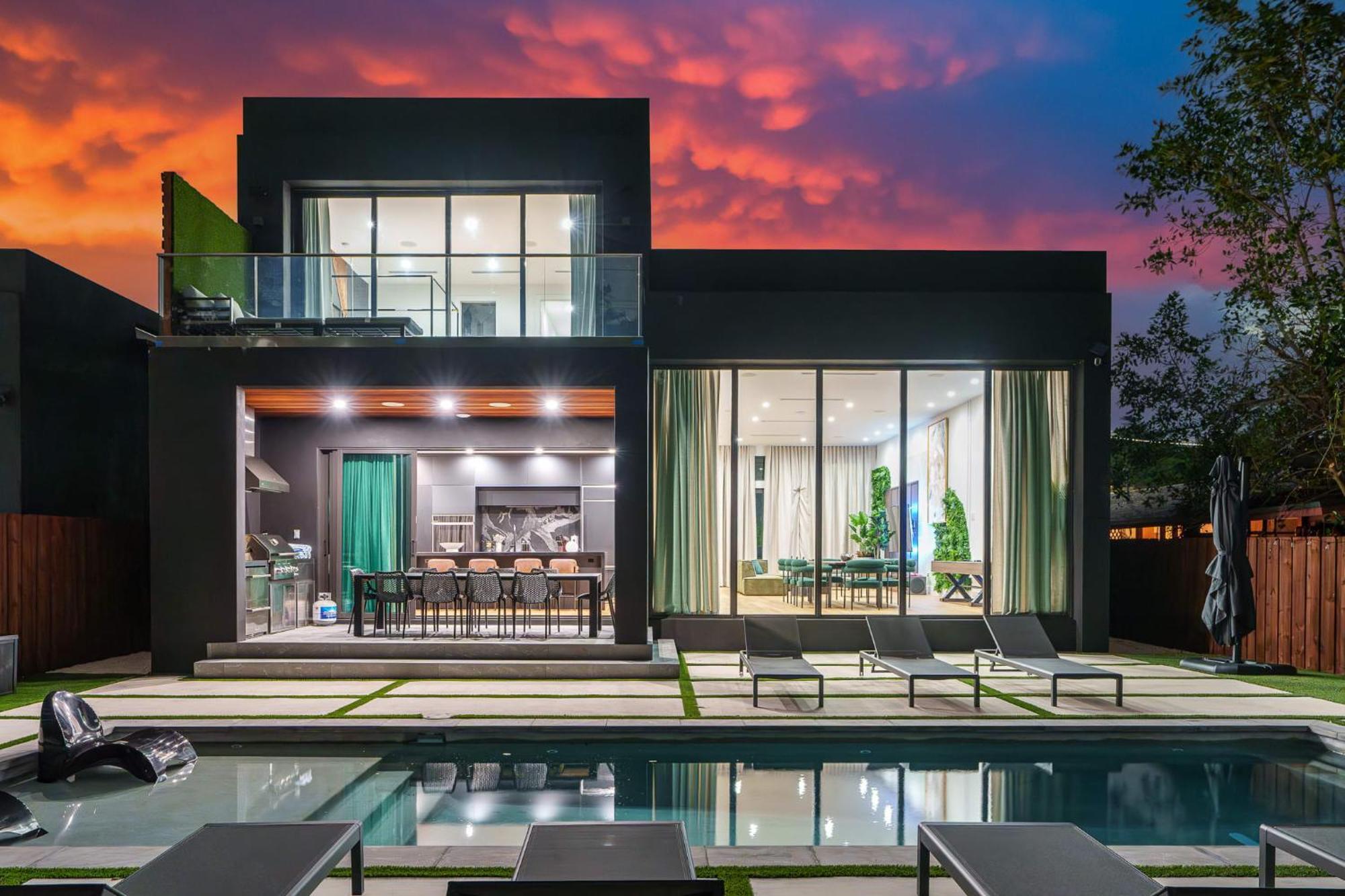 Casa de férias Modern Build Heated Pool Huge Open Concept *